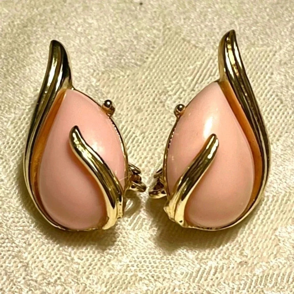 American Vintage Jewelry - GOLD PLATED PINK LUCITE VINTAGE CLIP-ON WOMENS EARRINGS